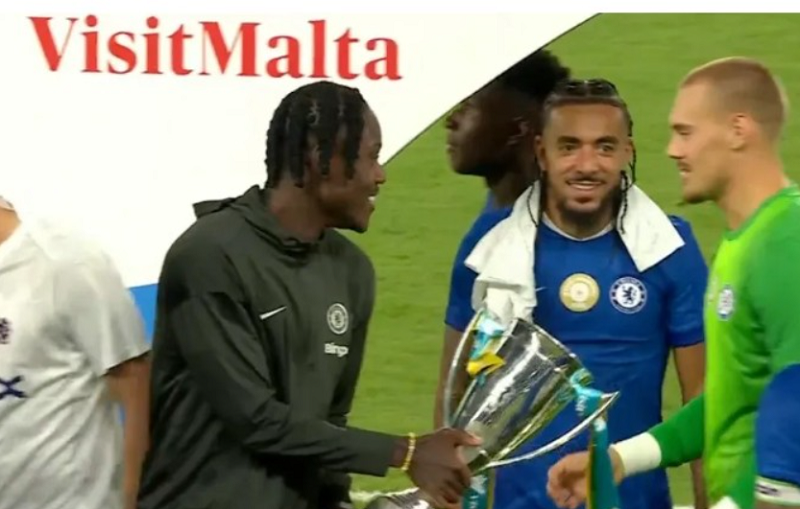 Jorgensen chơi khăm Chalobah trong lễ mừng cúp của Chelsea